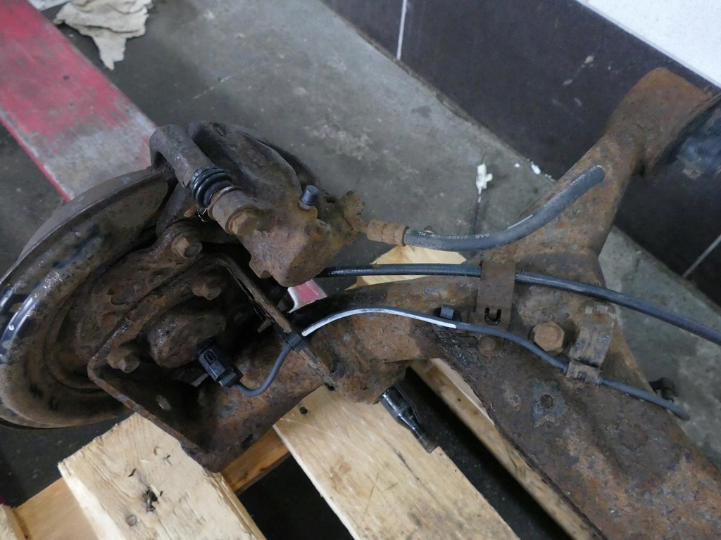 фото №8, Toyota corolla e12 lift 1.6 vvti oś задня балка ступиця диск супорт комплект