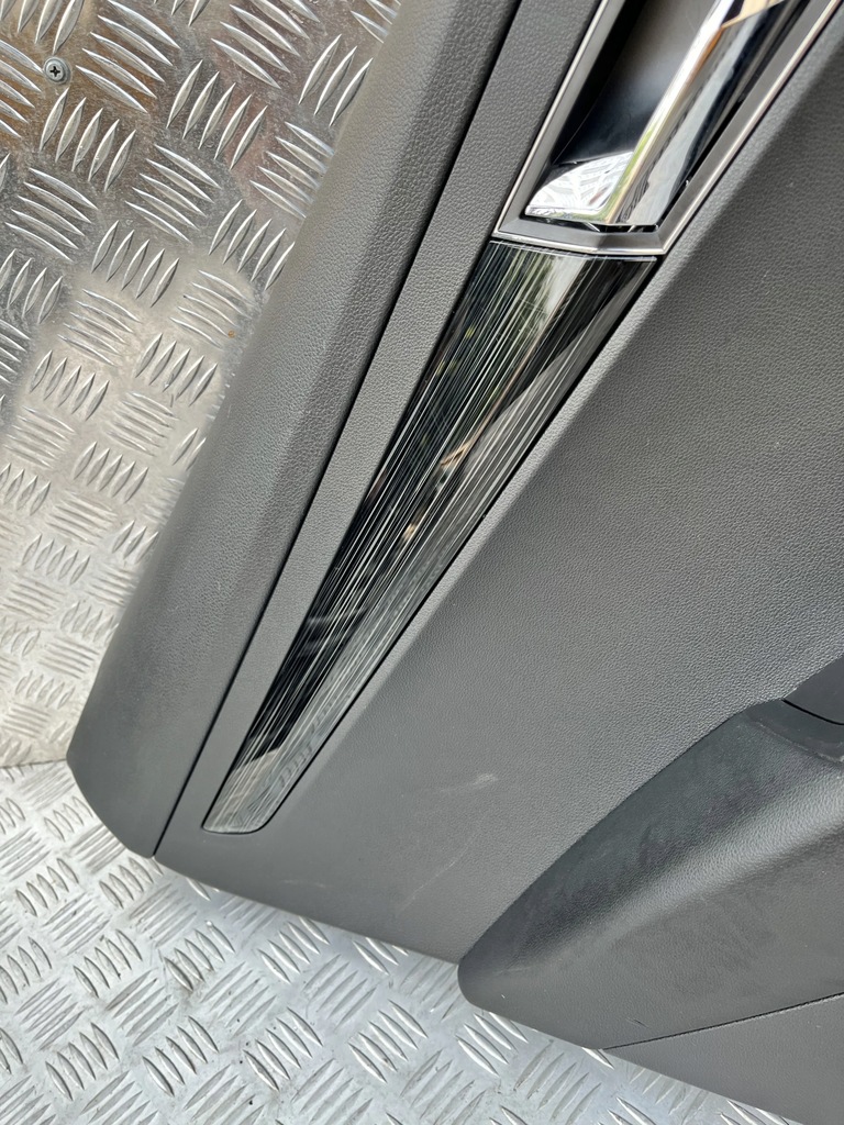 фото №1, Обшивка дверь задняя левый skoda karoq