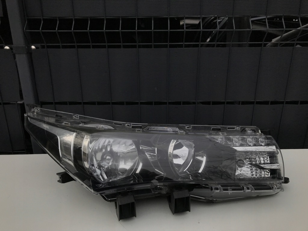 фото №1, Toyota corolla e16 e-16 правая лампа перед led 2013-2017