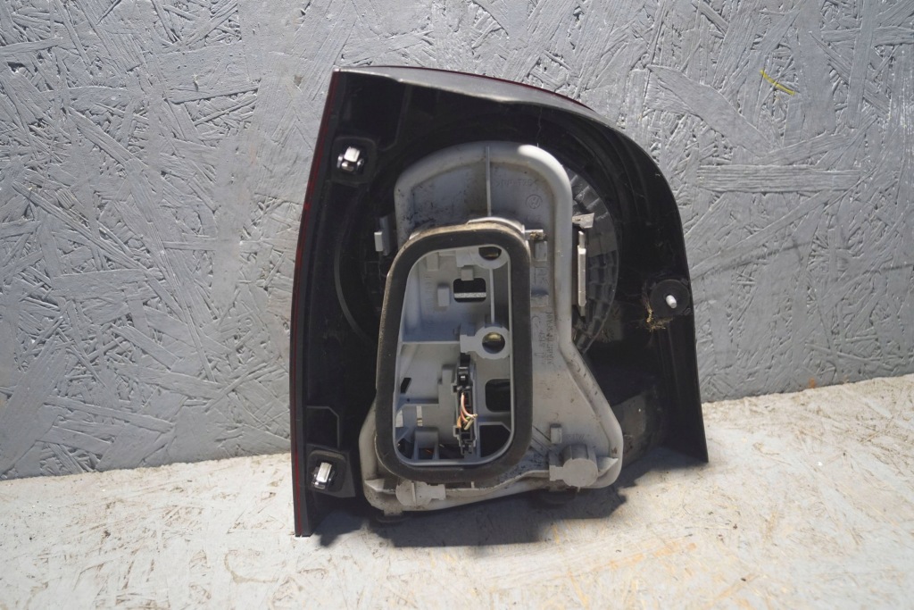 Vw polo iv 9n3 рестайлинг  лампа правая задний  s1598 Доставка