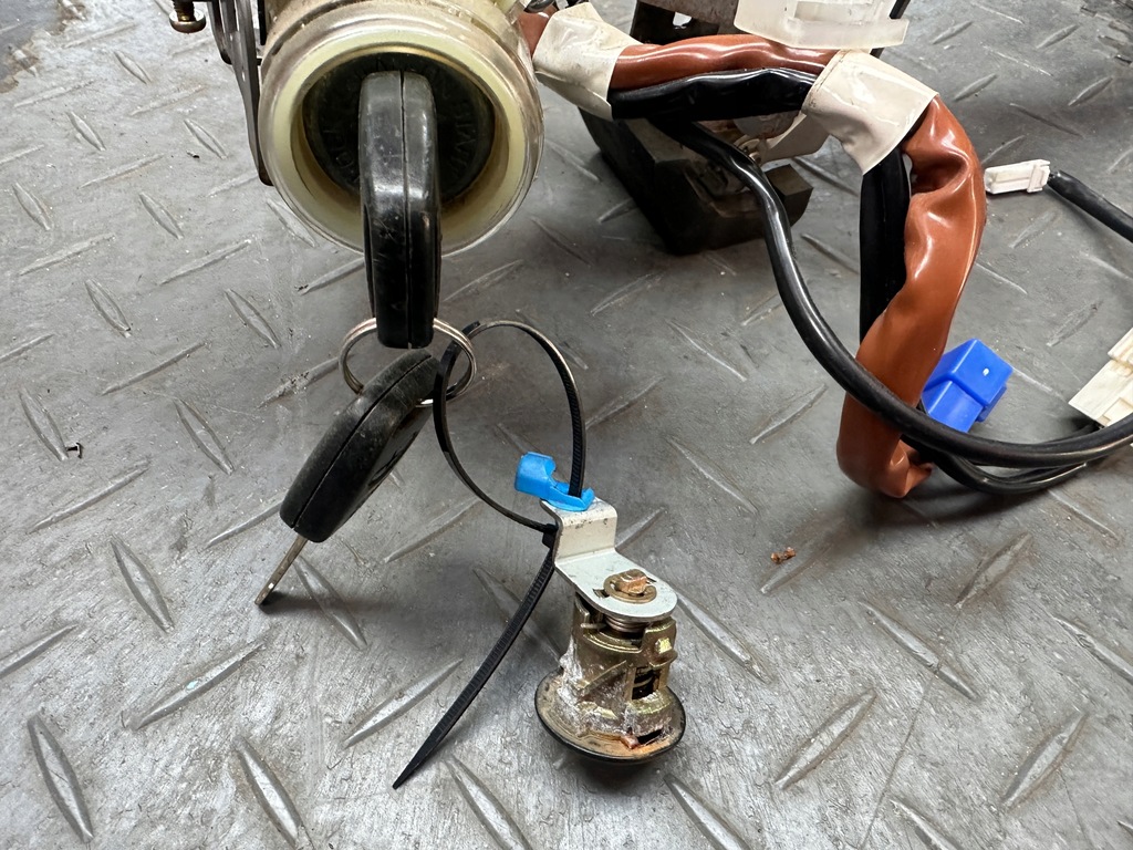 фото №4, Subaru impreza ii gd замок зажигания колонка ключи замок вкладка