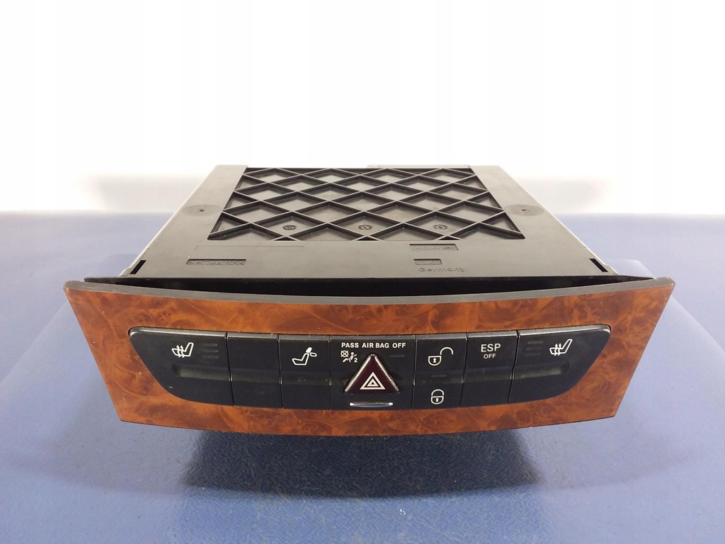 фото №1, Mercedes cls c219 чейнджер cd с панель