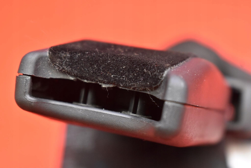 Натягувач кліпса поперечина правий перед 1005265-05-e tesla model s 12-20 Недорого