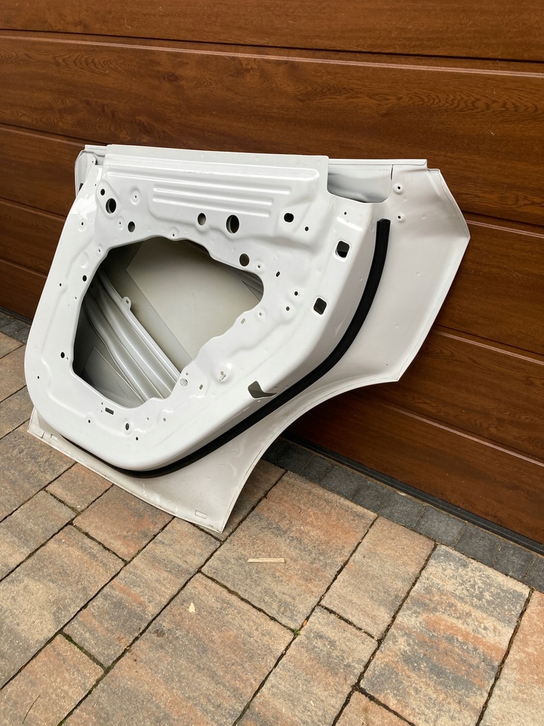 фото №11, Tesla y дверь задние правое orygi.