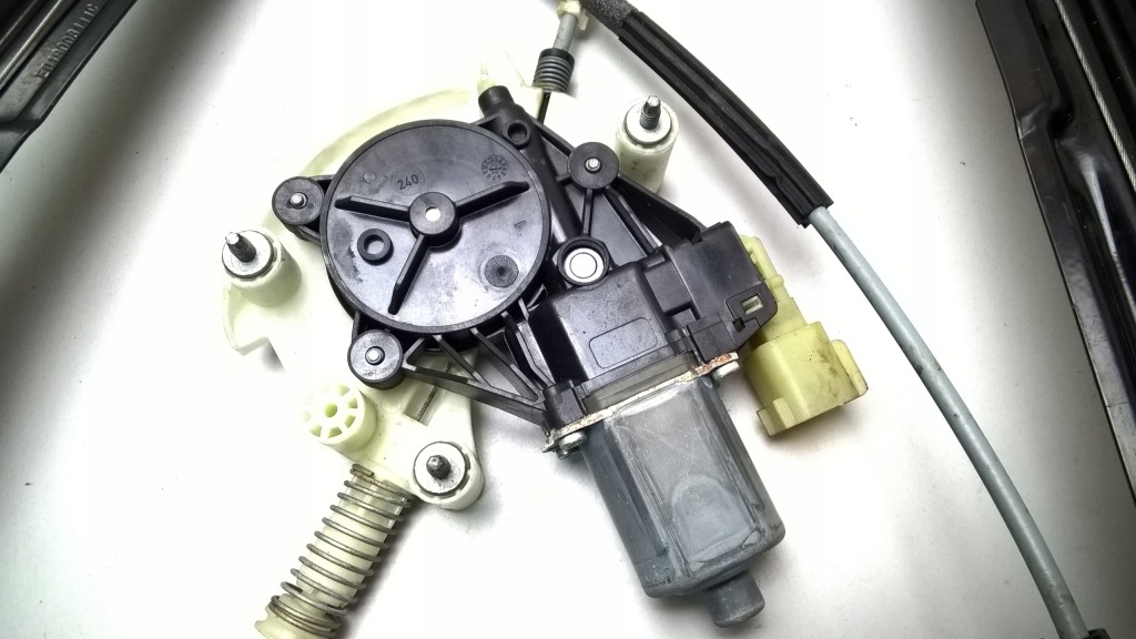 Maserati levante gts modena s подъемник стекло дверь левый задний  оригинальный номер 670176159 Недорого