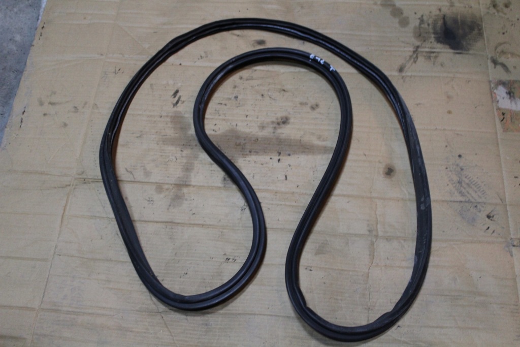 фото №1, Corolla e12 kombi прокладка крышки багажника