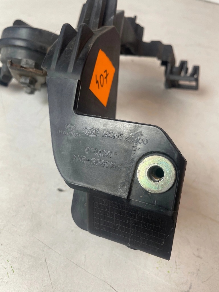 фото №9, Направляющая кронштейн лампы клаксон перед передний левый kia ceed ii