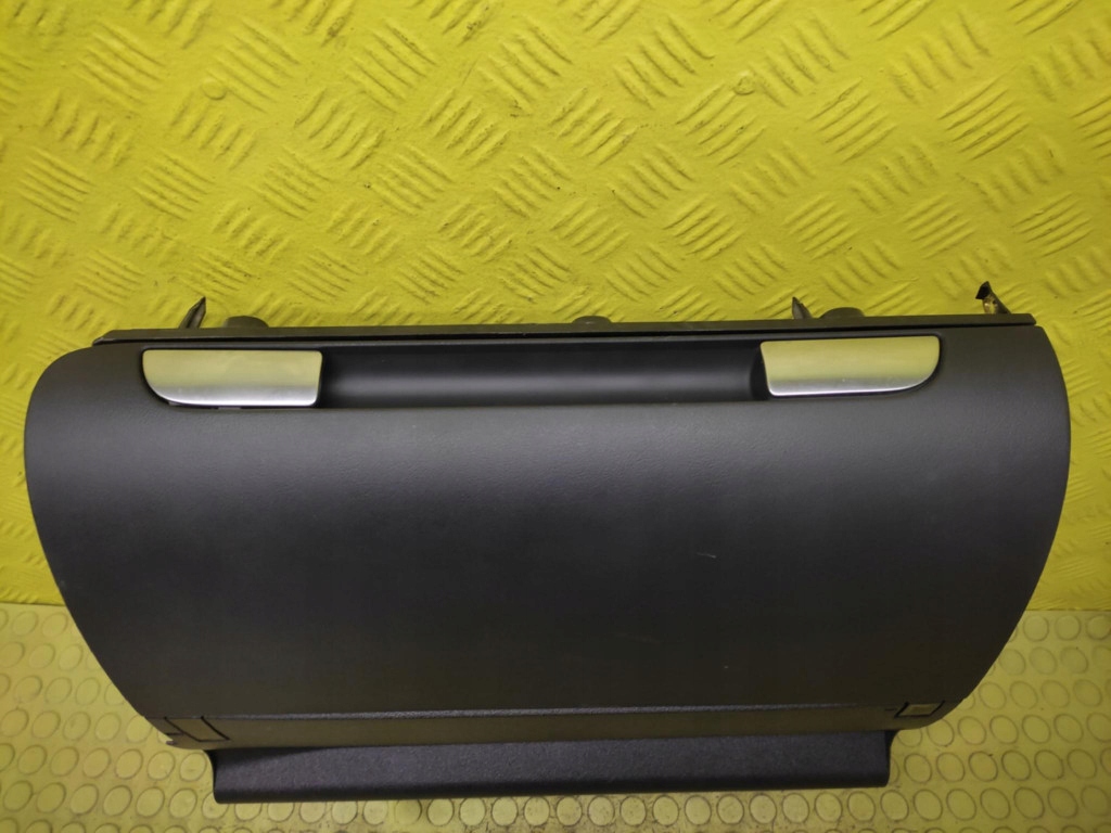 Купити Audi a3 8p бардачок пасажира 8p1857035