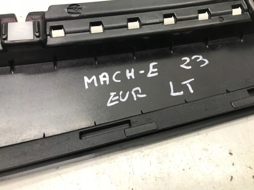 фото №4, Ford mustang mach-e молдинг защита дверь левый задняя декоративная lj8b-r254a41 abw