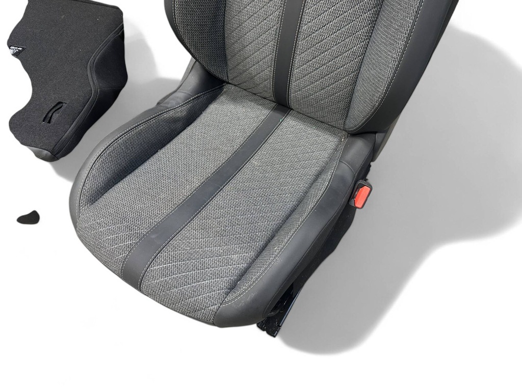 фото №13, Peugeot 2008 ii 2024 сиденья / заднее сиденье / комплект