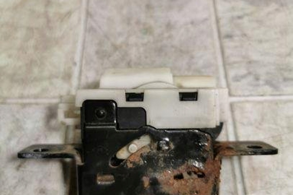 фото №1, Замок крышки багажника renault grand scénic ii jm0/1_ 8200076240 1.5l