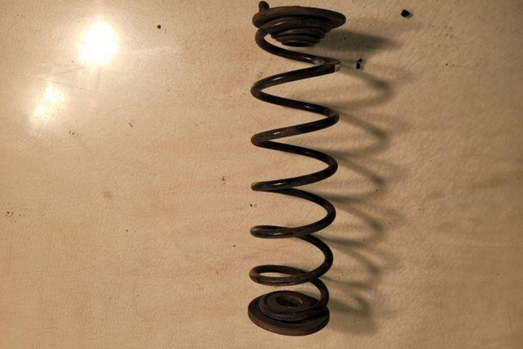 Пружина амортизатора задняя правая audi a3 кабриолет  8v7, 8ve 5q0511121 1.6l Киев