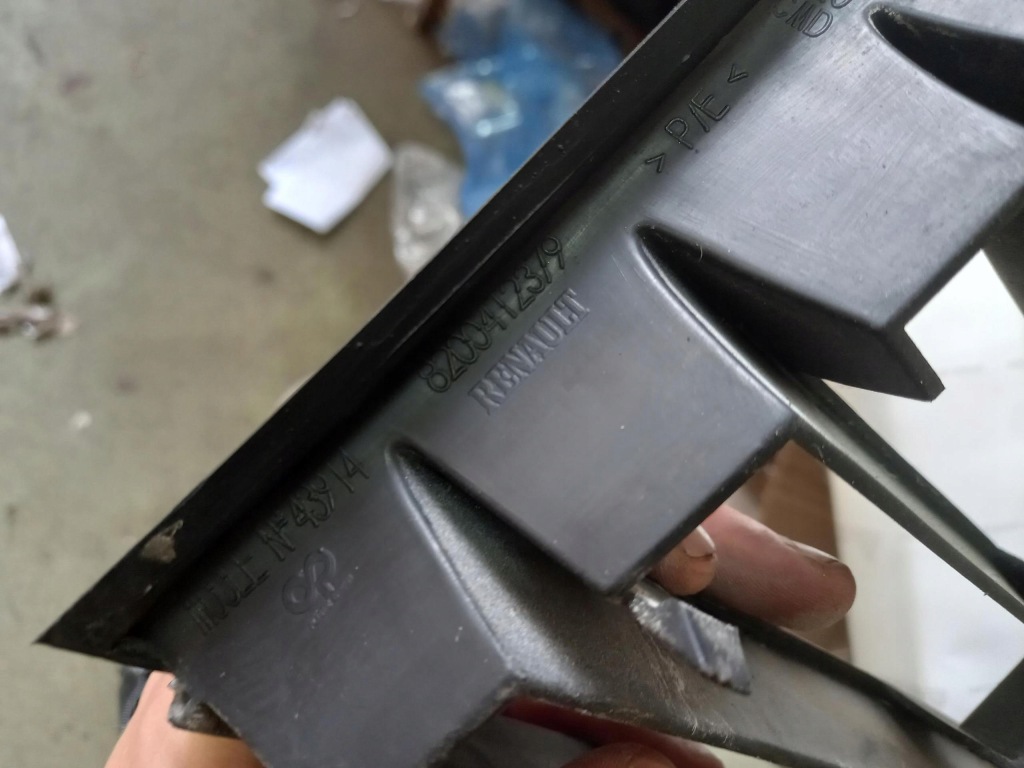 Купити Решітка бампера передня renault megane ii lift