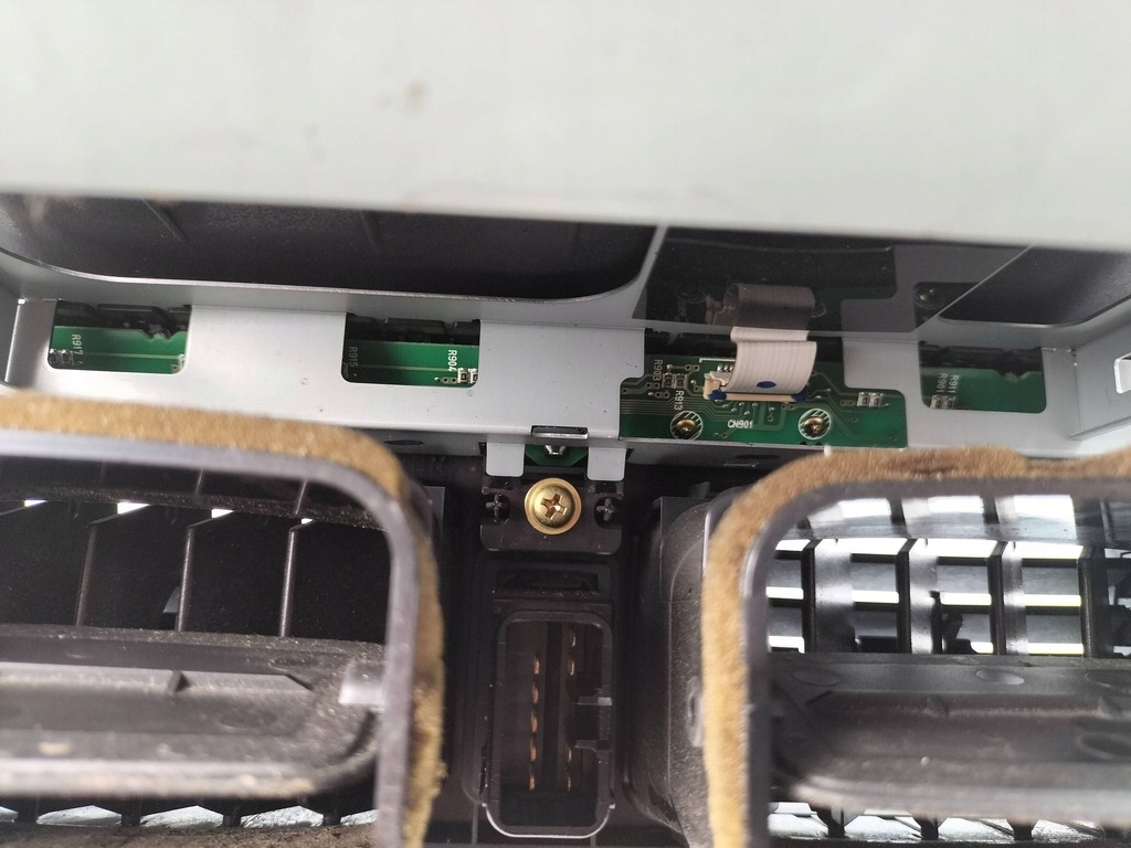 фото №14, Консоль средняя радио toyota avensis 8611005020