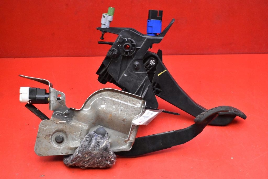 фото №5, Педаль педали сцепление тормоз 465038135r dacia dokker 1.6 16v 102 km 17-21