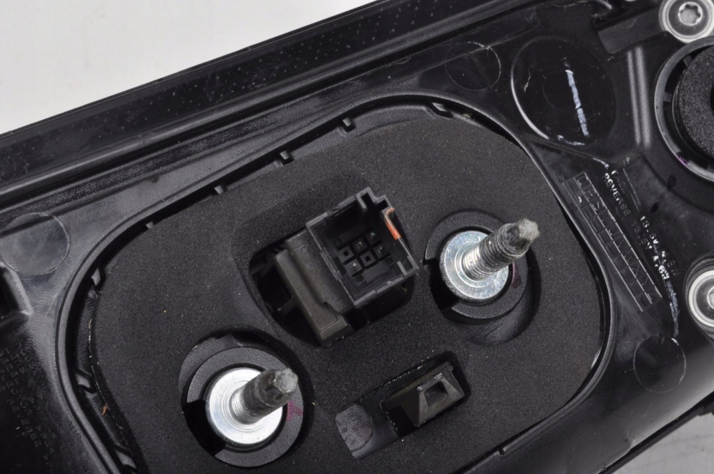 фото №8, Peugeot 2008 ii лампа правая задняя правый задняя 26950232