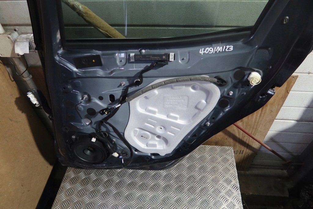 фото №13, Дверь правый задняя clio v лак tekpn вмятина