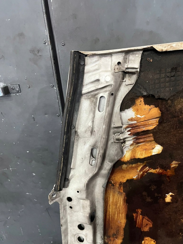 Капот mercedes w201 190e 99 Оригинал