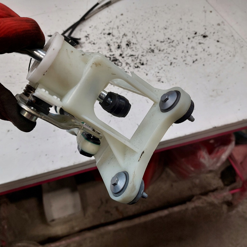 фото №6, Volvo v40 ii 2,0d домкрат выборщик переключения передач 31367579 31325593