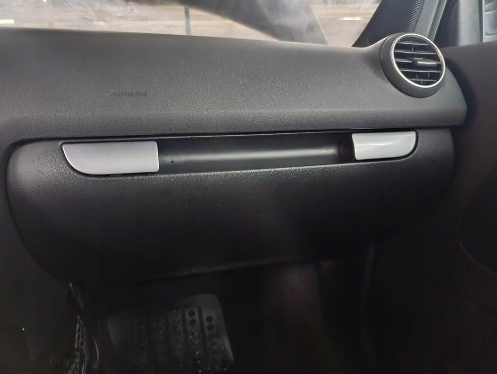 фото №1, Бардачок з панелі правий пасажира 8p1857035c audi a3 8p 03-05