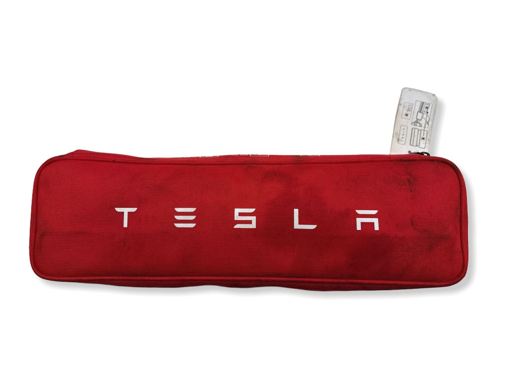 Купити 2023 tesla model y аптечка автомобільна p147507600d