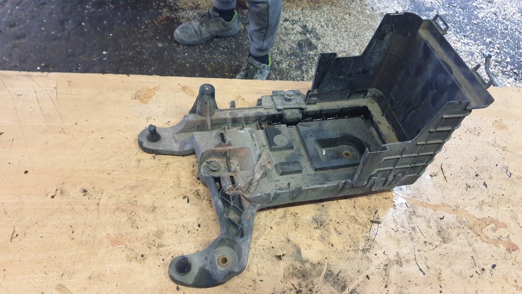 фото №1, Vw golf v основание аккумулятор