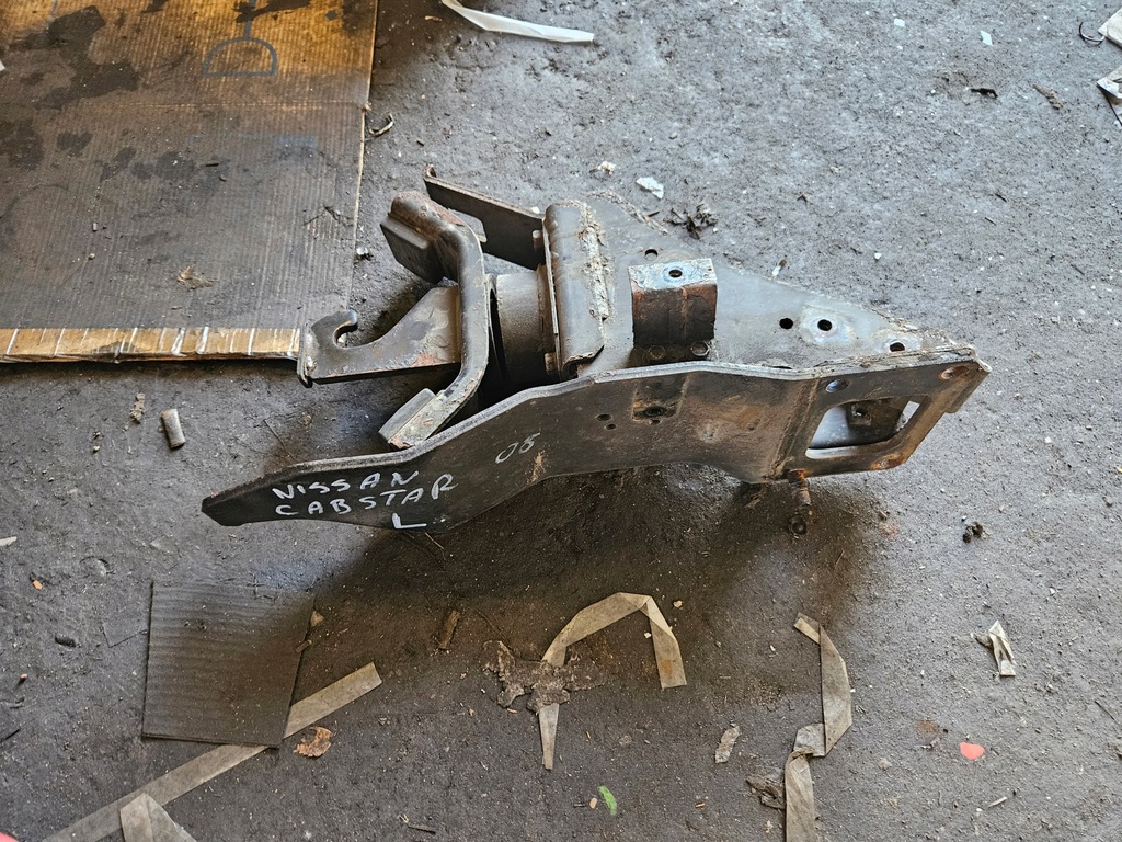 фото №4, Кронштейн подушка вушко кабіни ліва nissan cabstar maxity 2.5 dci 08r