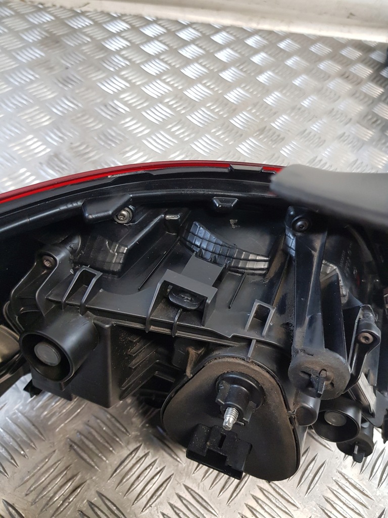 фото №14, Лампа правая задняя 9817299580 peugeot 301 lift 18r- europa