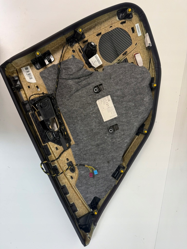 Mercedes w218 cls обшивка задний правый в Украине