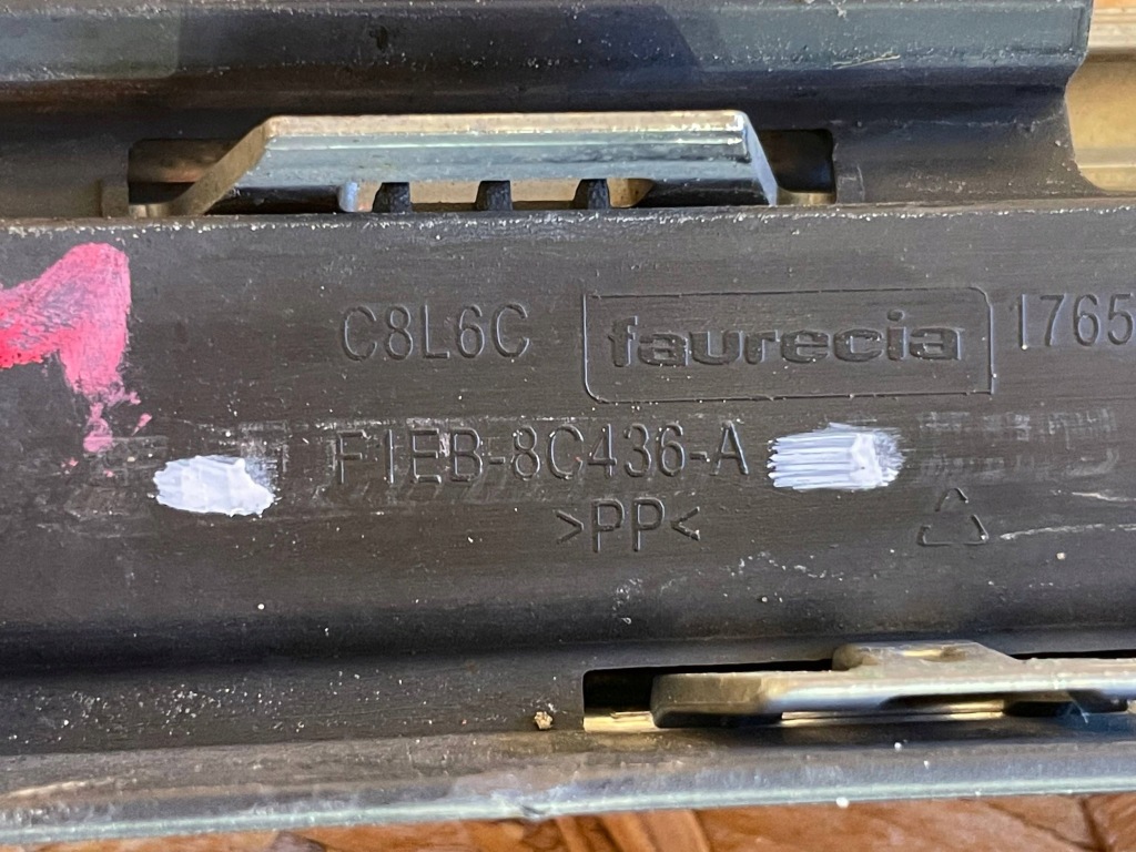 Ford focus mk3 3 рестайлінг  14-19 решітка  решітка радіатора решітка середня бампера перед Зі Шроту