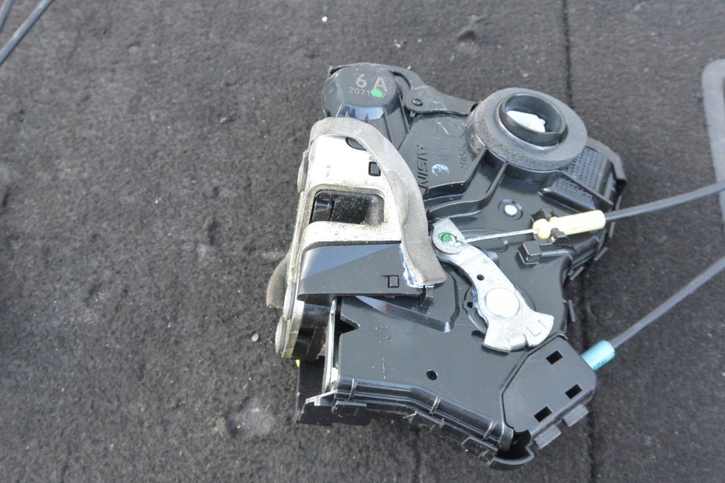 фото №4, Замок дверь правый левый перед toyota prius plus + europa