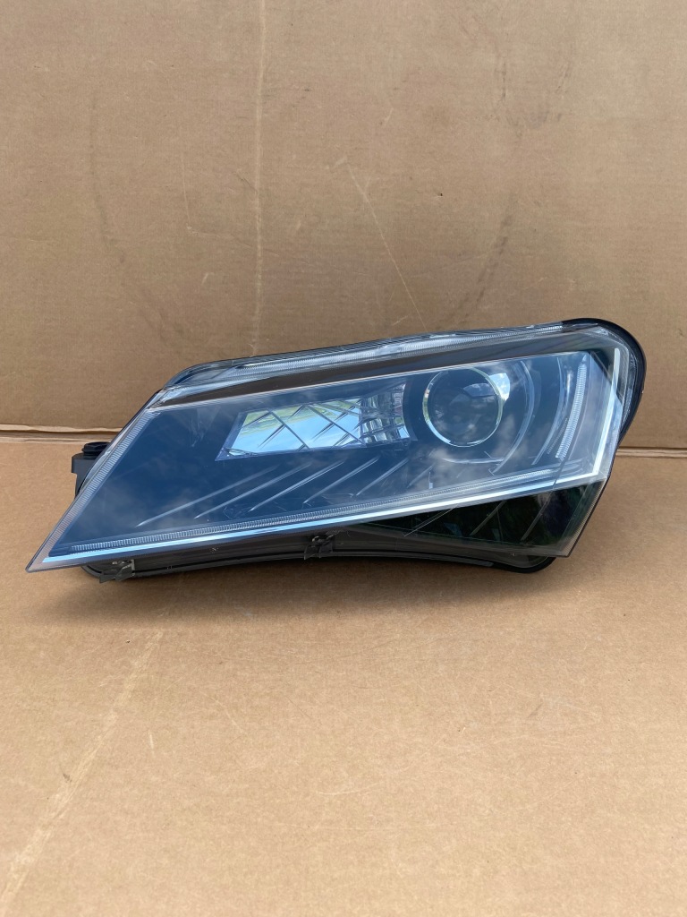 фото №1, Skoda superb iii 3 3v1 лампа передня ліва ксенон led