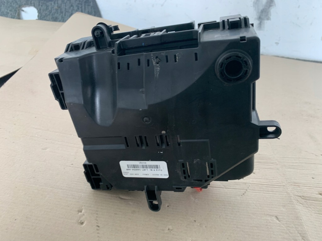 фото №8, Ford mustang mach-e rwd 75.7 kwh корпус коробка предохранителей оригинал