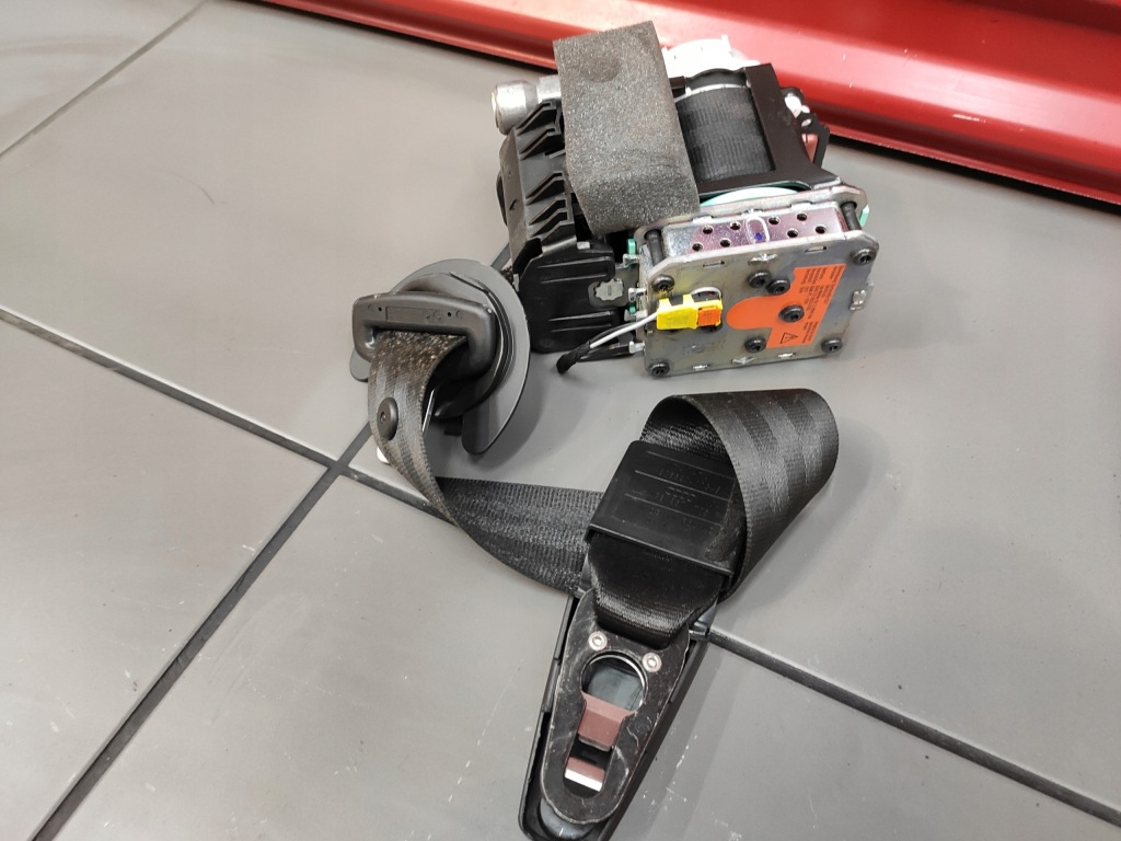 Audi a7 4g8 рестайлінг  a6 c7 ремінь ліве перед чорний натягувач pirotechnik справний Ціна