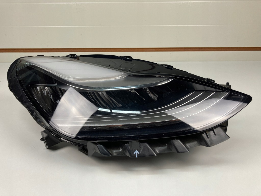 Купити Лампа права передня tesla 3 1077376