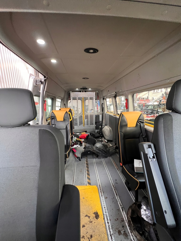 фото №1, Nv400 master iii обшивка автобус рампа