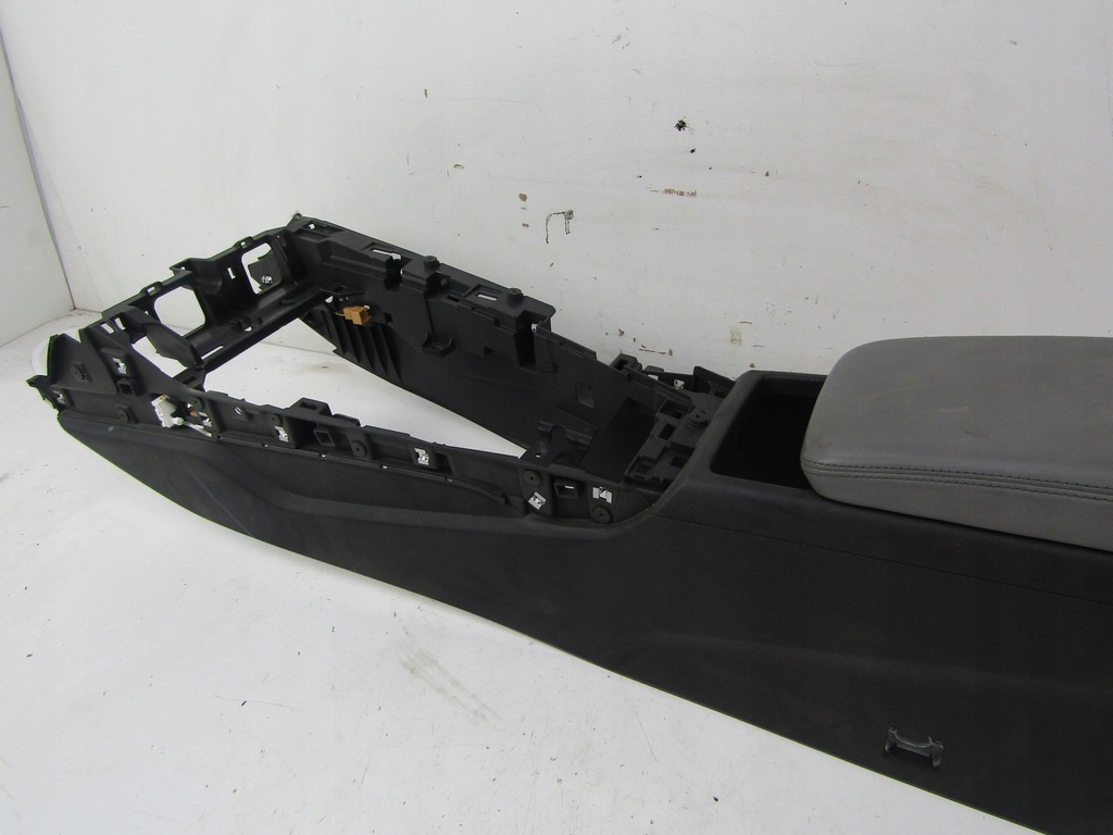 фото №8, Audi a4 b9 туннель средний 02-05 8w1863241a