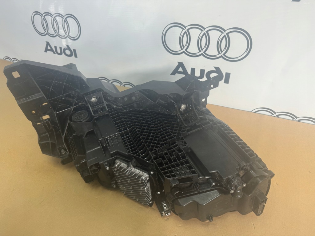 Купити Фара ліва передня audi q7 4m рестайлінг  full led matrix + кронштейн  оригінальний номер audi