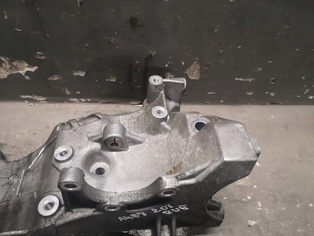 Кронштейн генератора a4 b7 2.0 tfsi bwe 06d903143d в Украине