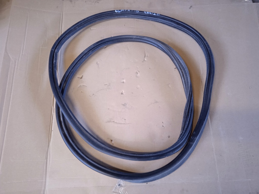 фото №1, Уплотнитель крышки багажника toyota yaris iii