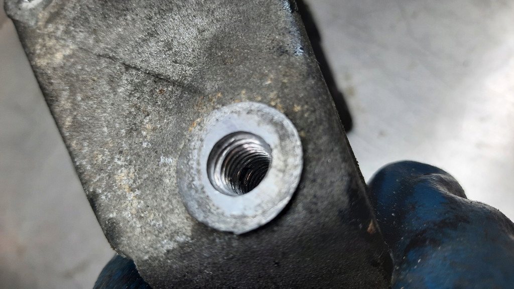 фото №5, Кронштейн двигуна 7700869509 renault clio ii 1.4b