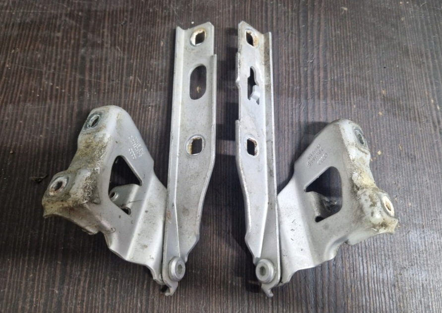 фото №1, Audi s4 b8 петля капот 8k0823301 8k0823302