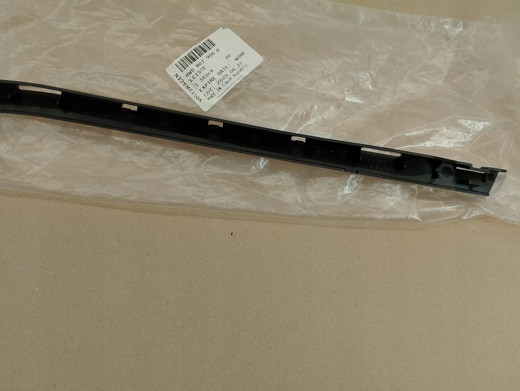 фото №8, Audi a4 s4 b9 8w kombi напрямна бампера задня молдинг кріпильна