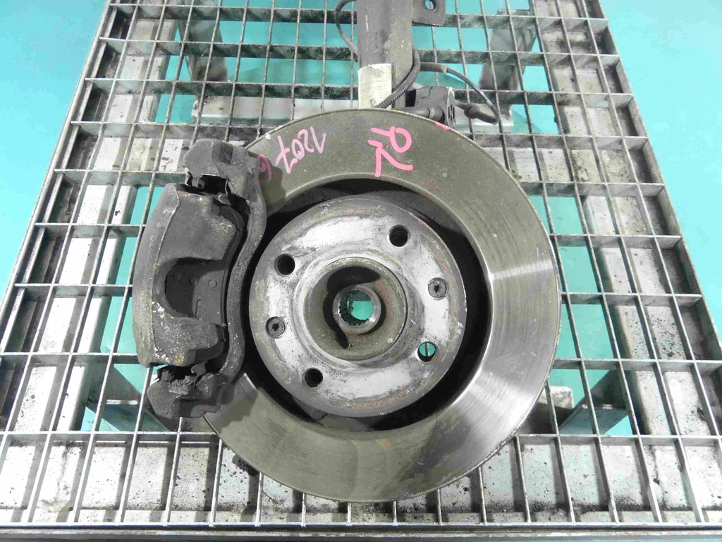 фото №1, Поворотный кулак левая ступица перед 1.6 hdi peugeot 301