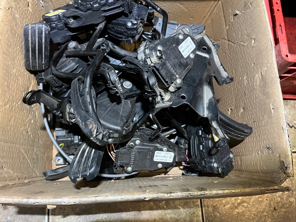 фото №1, Педаль газа trafic vivaro primastar 01-14 rok кронштейн