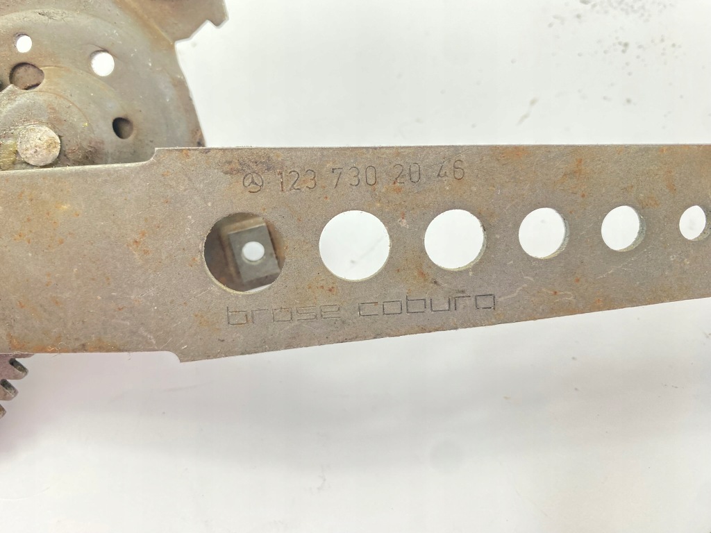 Подъемник механизм стекло правый задний  задний ручной механический mercedes w123 в Украине