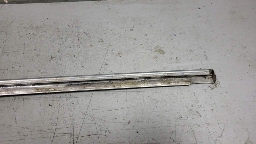 Молдинг хром під  скло правий задній mercedes w108 w109 Київ