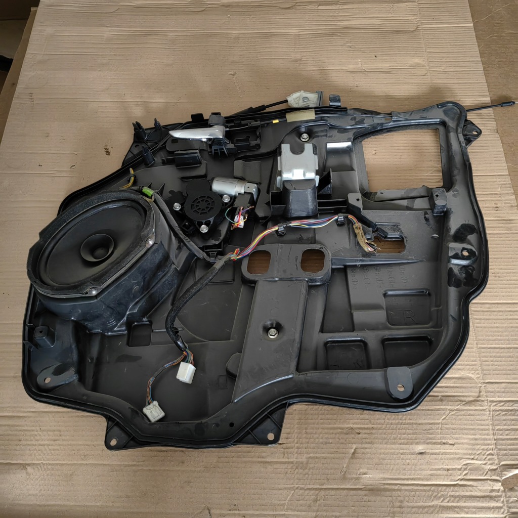 фото №2, Mazda 5 скло правий перед