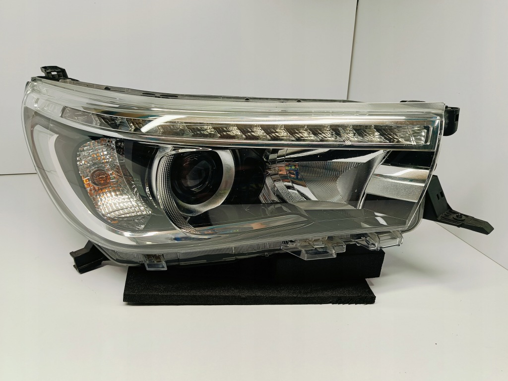 фото №1, Toyota hilux viii 8 15-лампа фара правий перед лінза led koito 0k-56