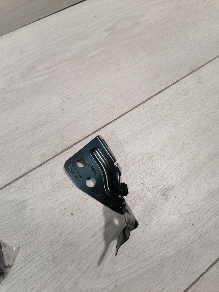 фото №1, Audi a1 ii кронштейн крила правий 82a821142